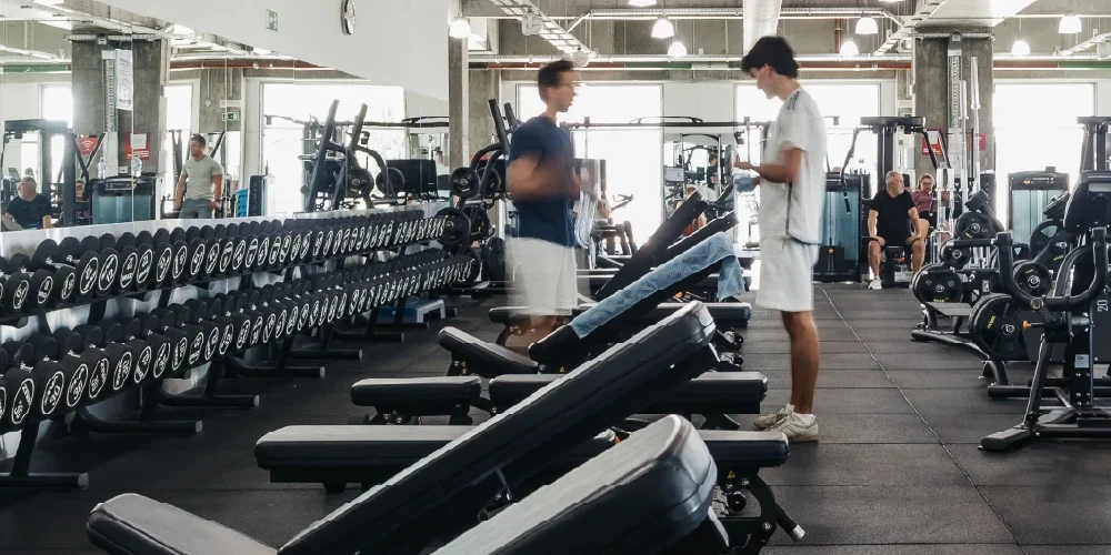 Sala de musculação do ginásio Solinca Almada Pragal com máquinas e peso livre