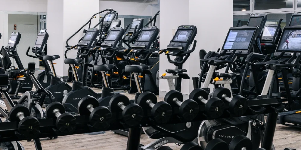 Ginásio-Solinca-Arrabida Sala de treino do ginásio Solinca Arrábida com passadeiras, máquinas de cardio e halteres