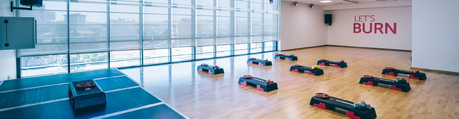 Ginásios 9 Espaço para treino de aula de grupo com pesos, halteres e step do Ginásio Solinca Barreiro