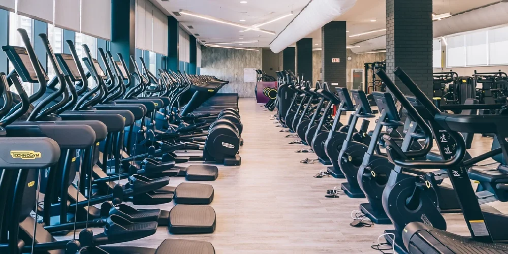 Sala de treino cardiovascular e musculação no Ginásio Solinca Lumiar. Passadeiras, bikes, ergómetros e máquinas de superiores e inferiores.