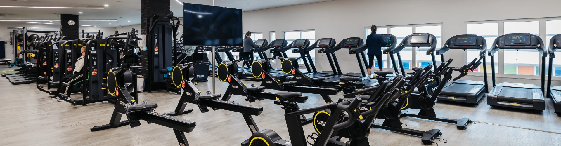Área de treino com máquinas para treino cardiovascular e de força do Ginásio Solinca Matosinhos
