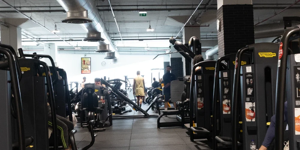 Sala de treino com máquinas para musculação do Ginásio Solinca Norteshopping