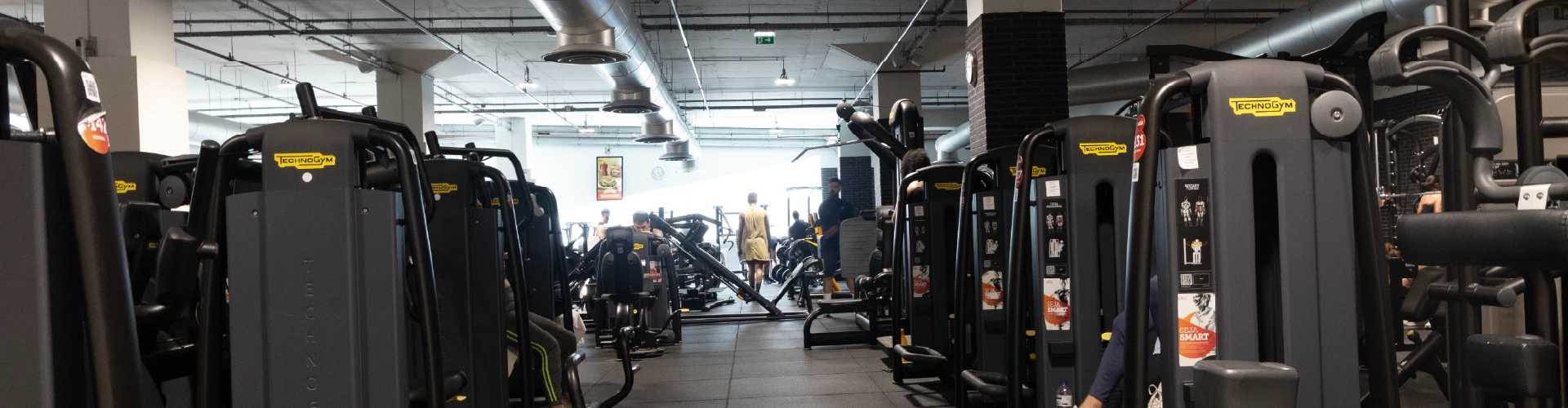 Sala de treino com máquinas para musculação do Ginásio Solinca Norteshopping