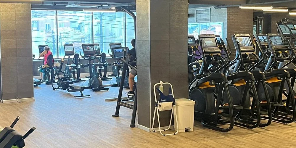 Ginásio-Solinca-QuintaDoConde Área de prática desportiva com máquinas para treino de mobilidade do Ginásio Solinca Quinta do conde