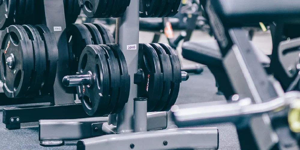 Equipamentos para musculação, com pesos no Ginásio Solinca Light Seixal